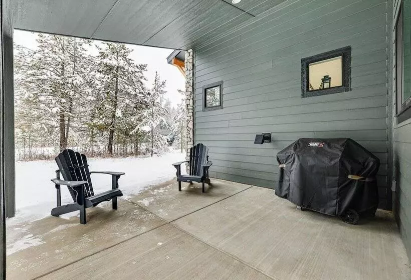 All Season Cabin: Hot Tub & Sauna In Donnelly