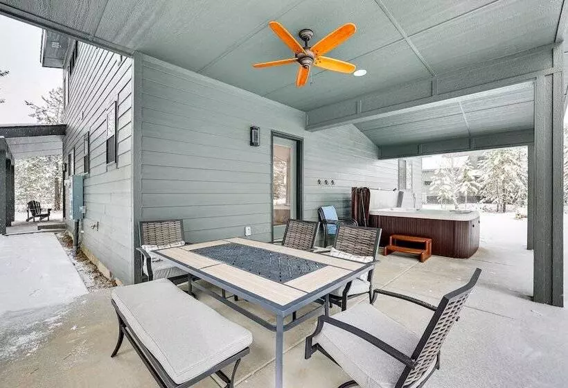 All Season Cabin: Hot Tub & Sauna In Donnelly