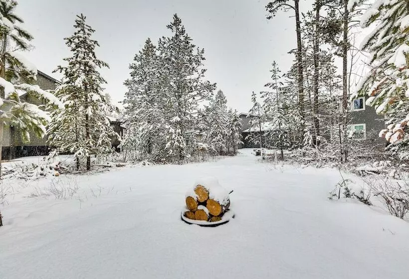 All Season Cabin: Hot Tub & Sauna In Donnelly