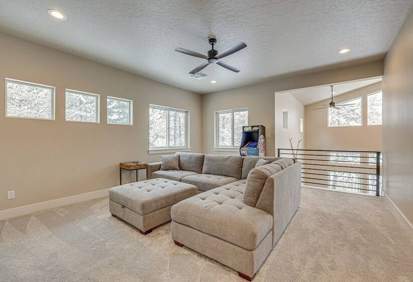 All Season Cabin: Hot Tub & Sauna In Donnelly