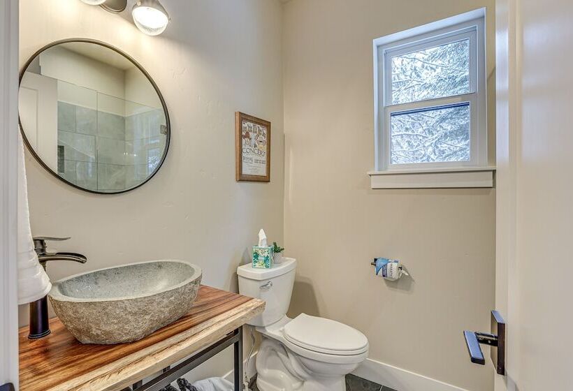 All Season Cabin: Hot Tub & Sauna In Donnelly