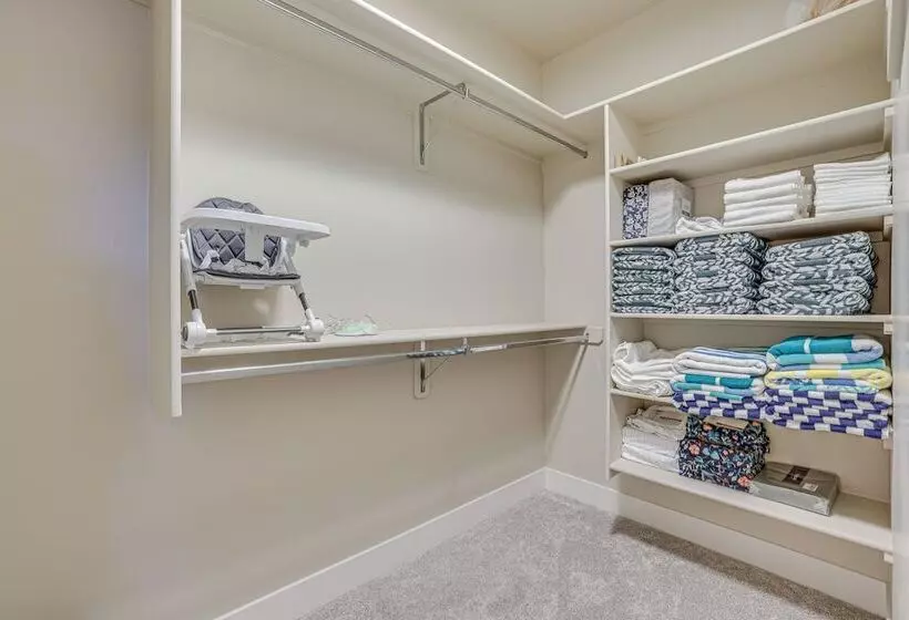 All Season Cabin: Hot Tub & Sauna In Donnelly