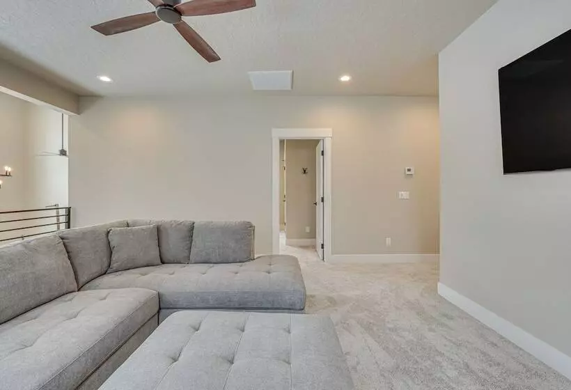 All Season Cabin: Hot Tub & Sauna In Donnelly