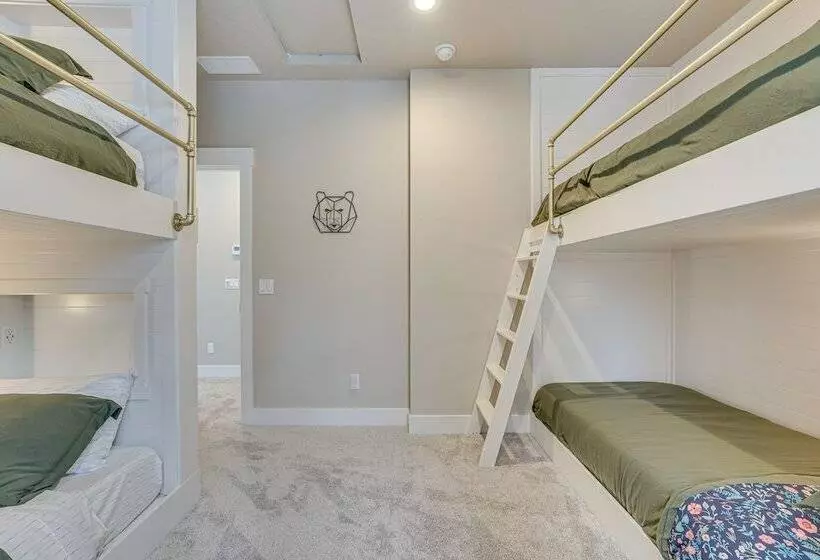 All Season Cabin: Hot Tub & Sauna In Donnelly