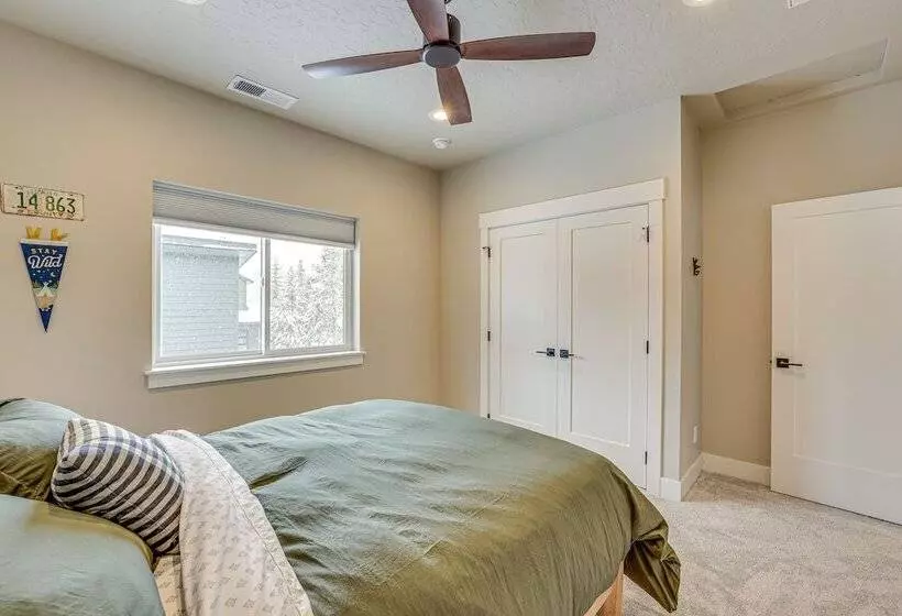 All Season Cabin: Hot Tub & Sauna In Donnelly