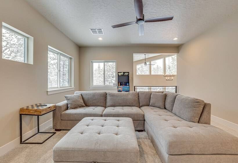 All Season Cabin: Hot Tub & Sauna In Donnelly