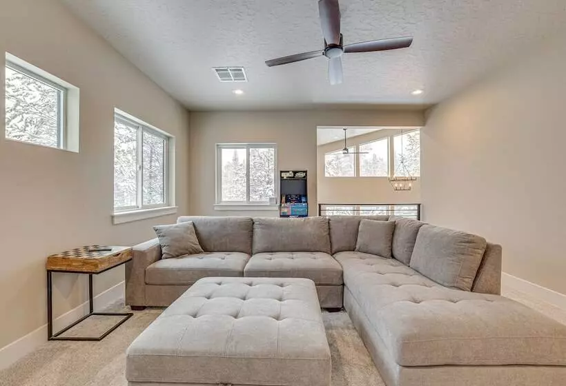 All Season Cabin: Hot Tub & Sauna In Donnelly