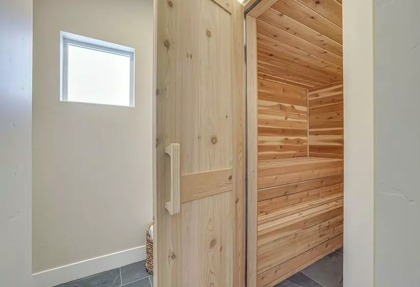 All Season Cabin: Hot Tub & Sauna In Donnelly