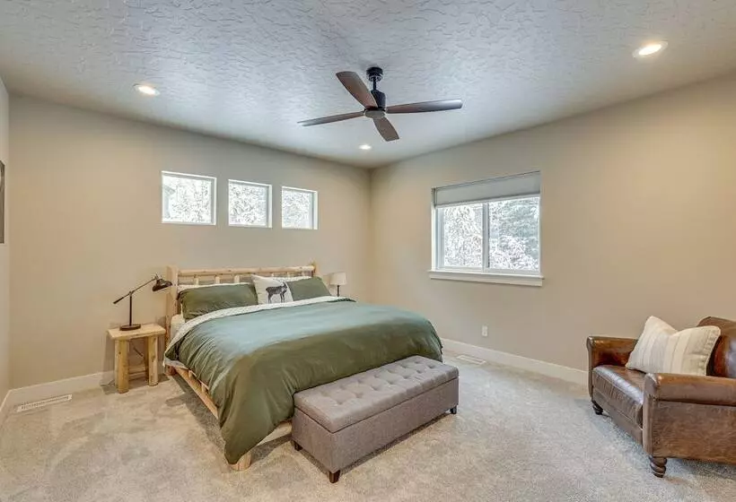 All Season Cabin: Hot Tub & Sauna In Donnelly