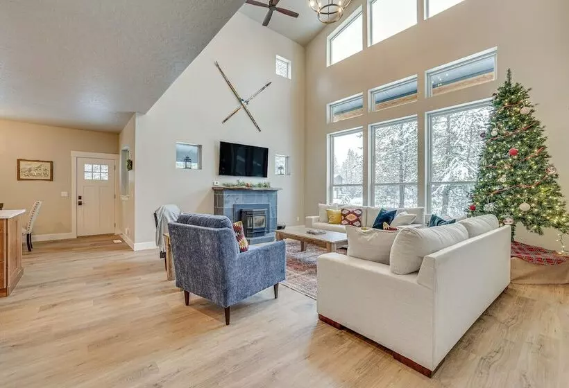 All Season Cabin: Hot Tub & Sauna In Donnelly