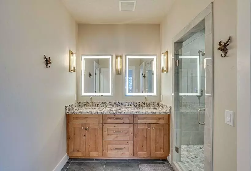 All Season Cabin: Hot Tub & Sauna In Donnelly