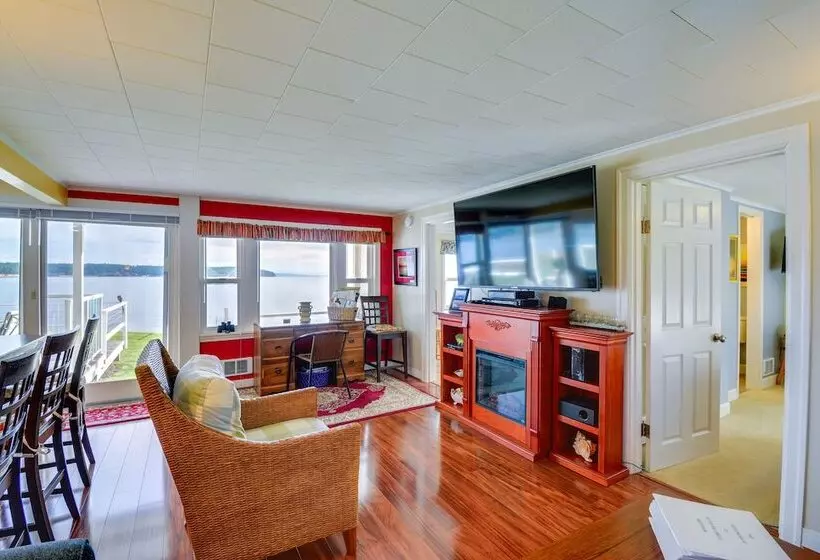 Bayfront Port Hadlock Retreat W/ Grill & Deck!