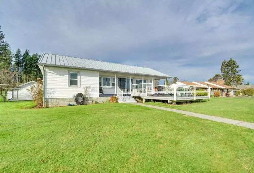 Bayfront Port Hadlock Retreat W/ Grill & Deck!