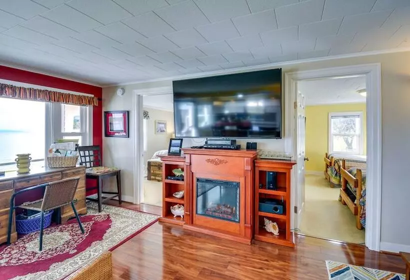 Bayfront Port Hadlock Retreat W/ Grill & Deck!