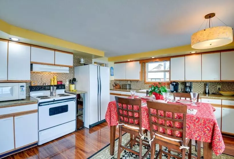 Bayfront Port Hadlock Retreat W/ Grill & Deck!