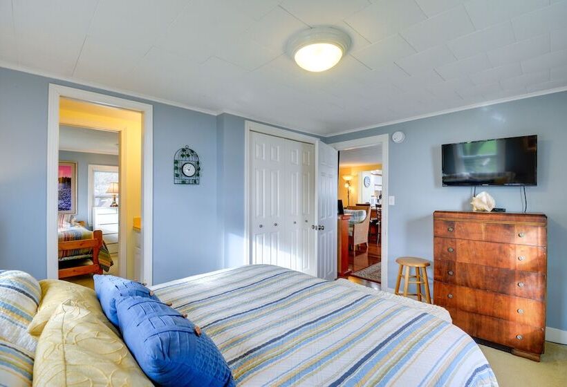 Bayfront Port Hadlock Retreat W/ Grill & Deck!