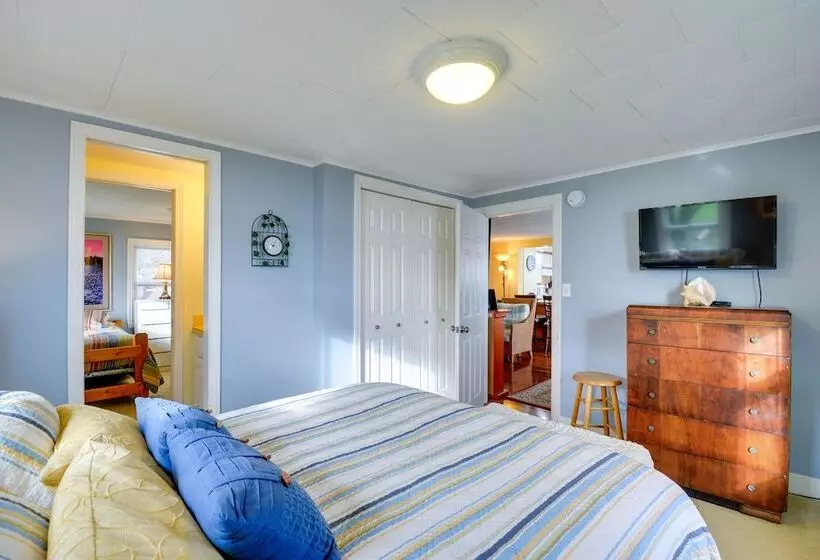 Bayfront Port Hadlock Retreat W/ Grill & Deck!