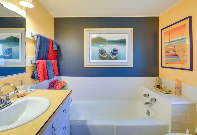 Bayfront Port Hadlock Retreat W/ Grill & Deck!