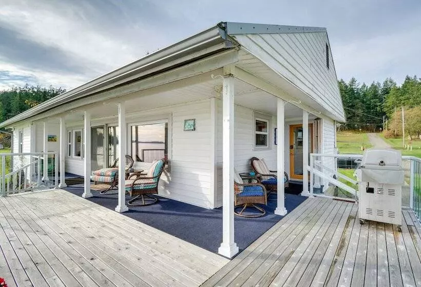 Bayfront Port Hadlock Retreat W/ Grill & Deck!