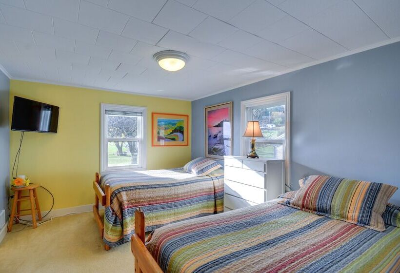 Bayfront Port Hadlock Retreat W/ Grill & Deck!