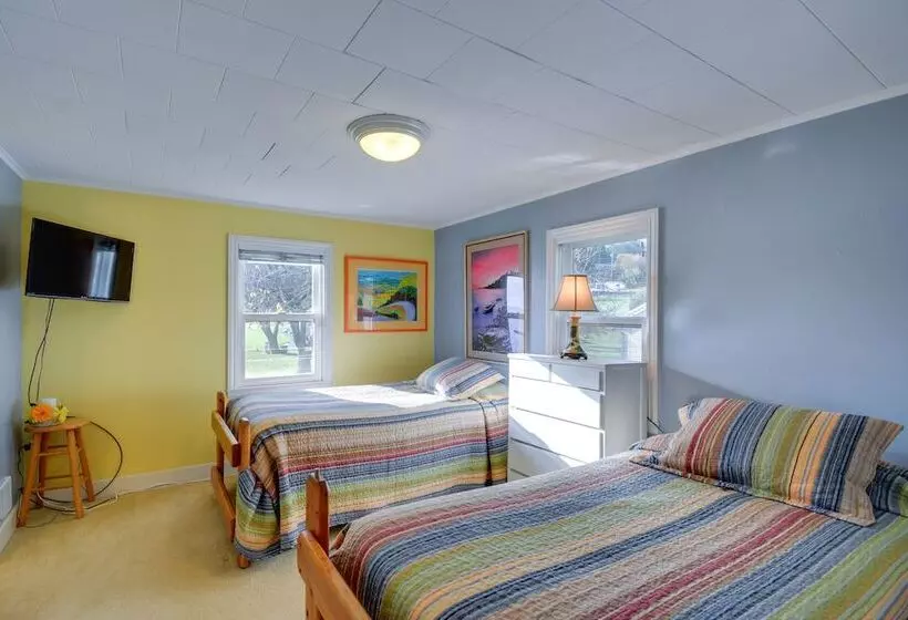 Bayfront Port Hadlock Retreat W/ Grill & Deck!