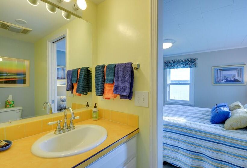 Bayfront Port Hadlock Retreat W/ Grill & Deck!