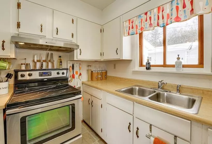 Bitely Cottage Rental: Fire Pit & Beach!