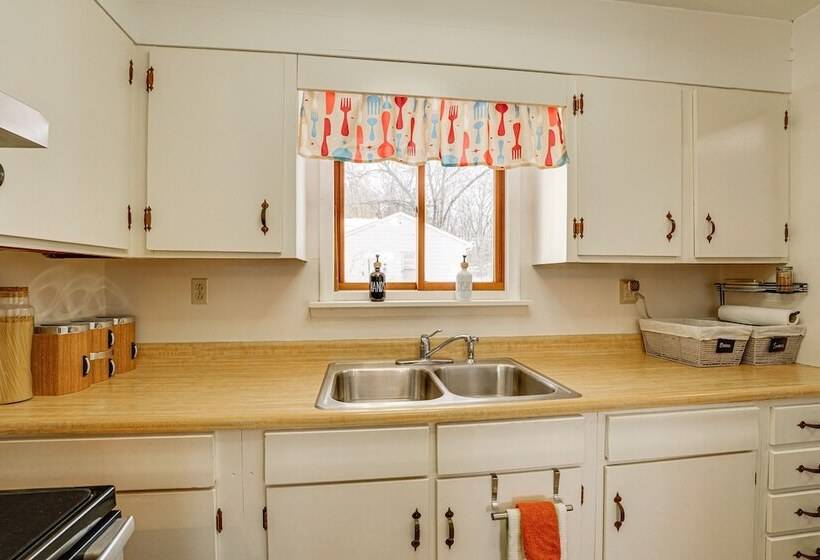 Bitely Cottage Rental: Fire Pit & Beach!