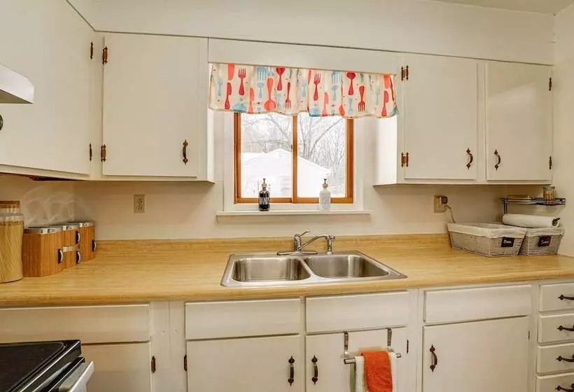 Bitely Cottage Rental: Fire Pit & Beach!