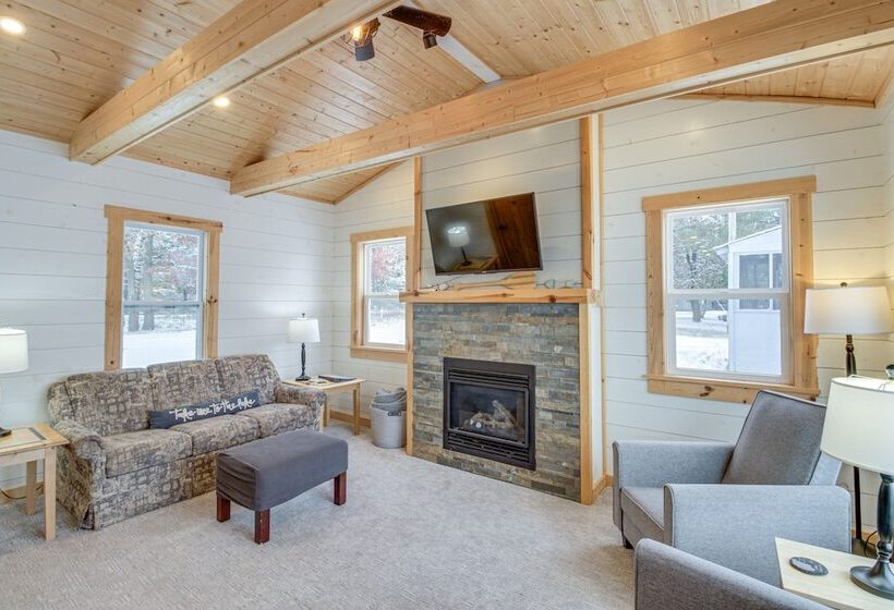 Lake Hubert Cabin W/ Private Deck + Boat Dock