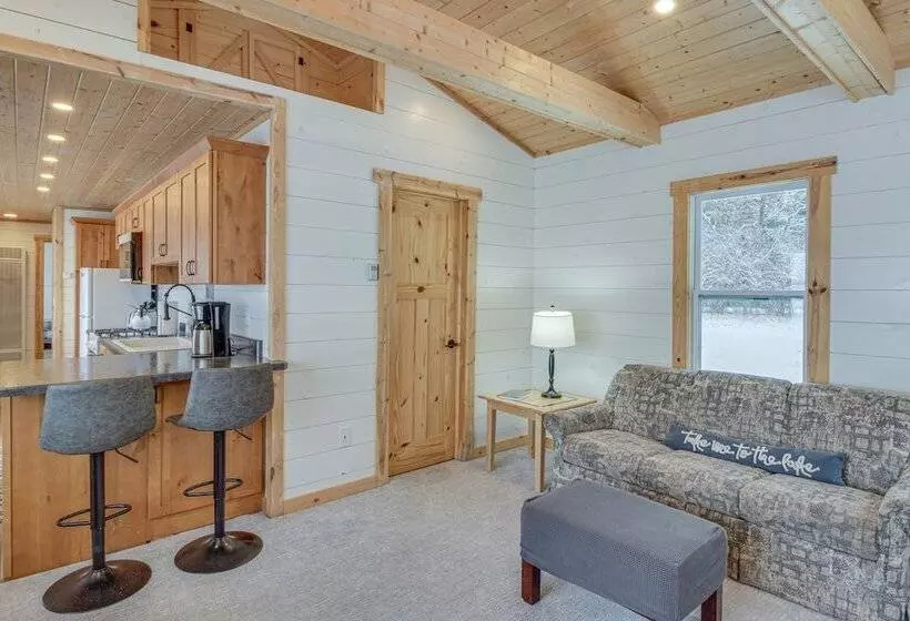 Lake Hubert Cabin W/ Private Deck + Boat Dock