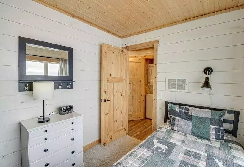 Lake Hubert Cabin W/ Private Deck + Boat Dock