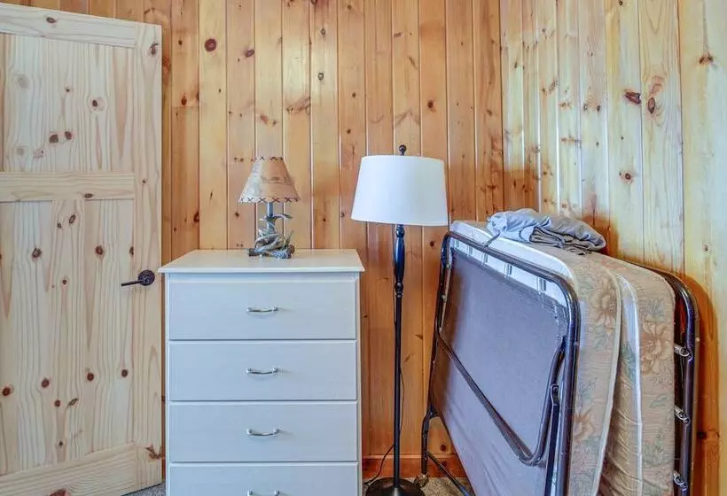 Lake Hubert Cabin W/ Private Deck + Boat Dock