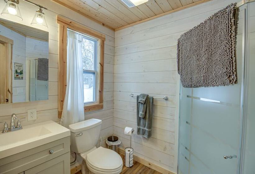 Lake Hubert Cabin W/ Private Deck + Boat Dock