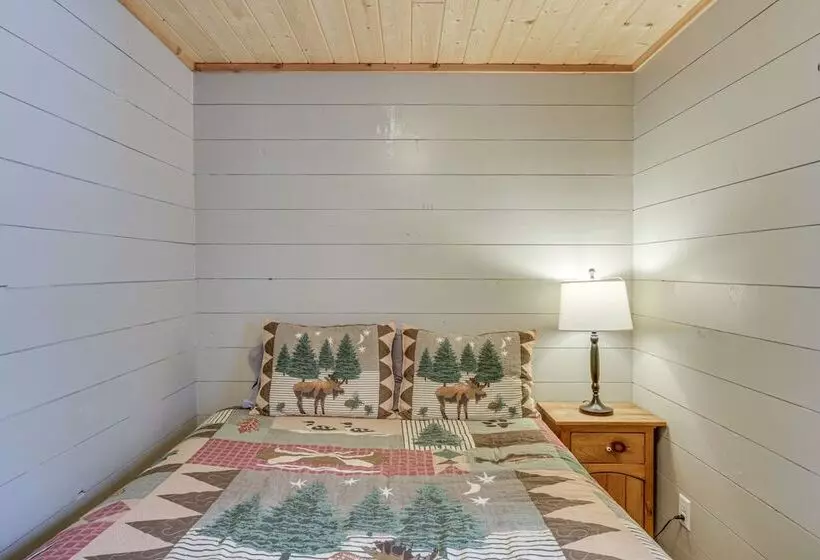 Lake Hubert Cabin W/ Private Deck + Boat Dock