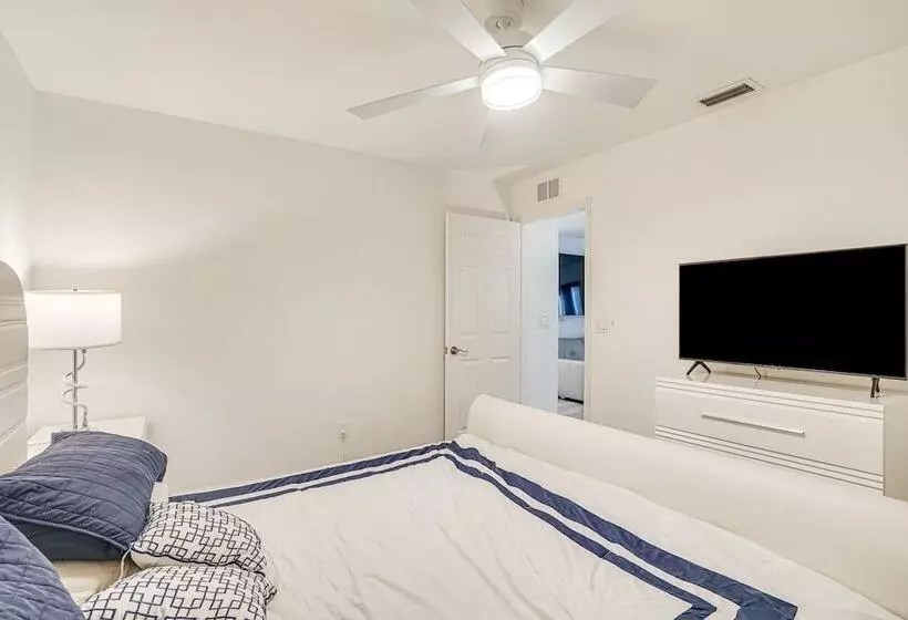 Cape Coral Escape W/ Pool & Patio, Near Beaches!