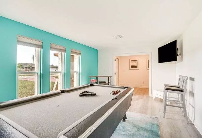 Cape Coral Escape W/ Pool & Patio, Near Beaches!