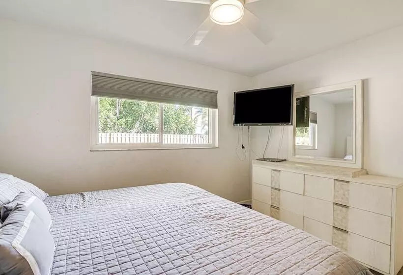 Cape Coral Escape W/ Pool & Patio, Near Beaches!