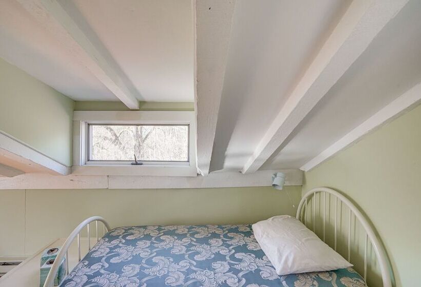 Cozy Berkshires Cottage W/ 11 Private Acres!