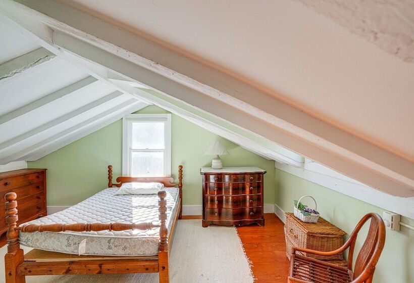 Cozy Berkshires Cottage W/ 11 Private Acres!