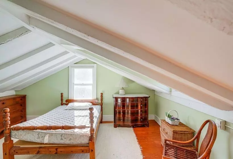 Cozy Berkshires Cottage W/ 11 Private Acres!
