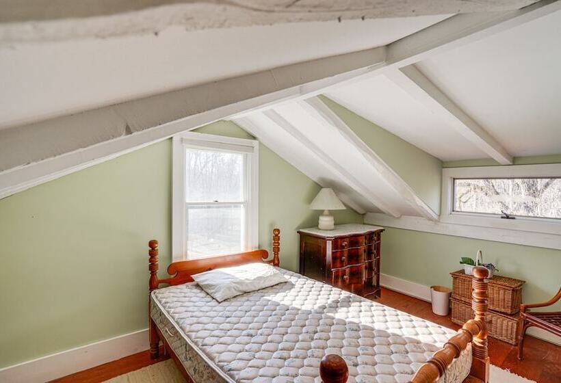 Cozy Berkshires Cottage W/ 11 Private Acres!