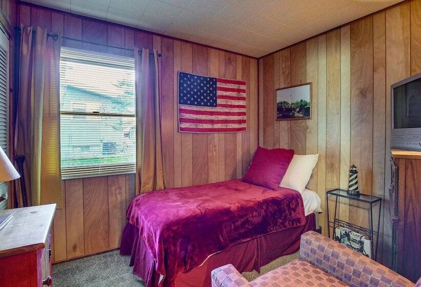 Cozy Markesan Cabin ~ 2 Mi To Green Lake Access!