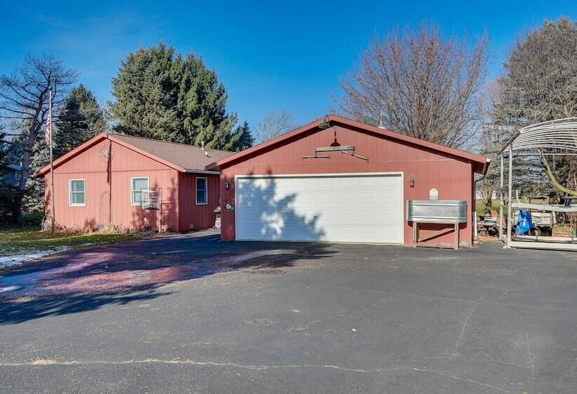 Cozy Markesan Cabin ~ 2 Mi To Green Lake Access!