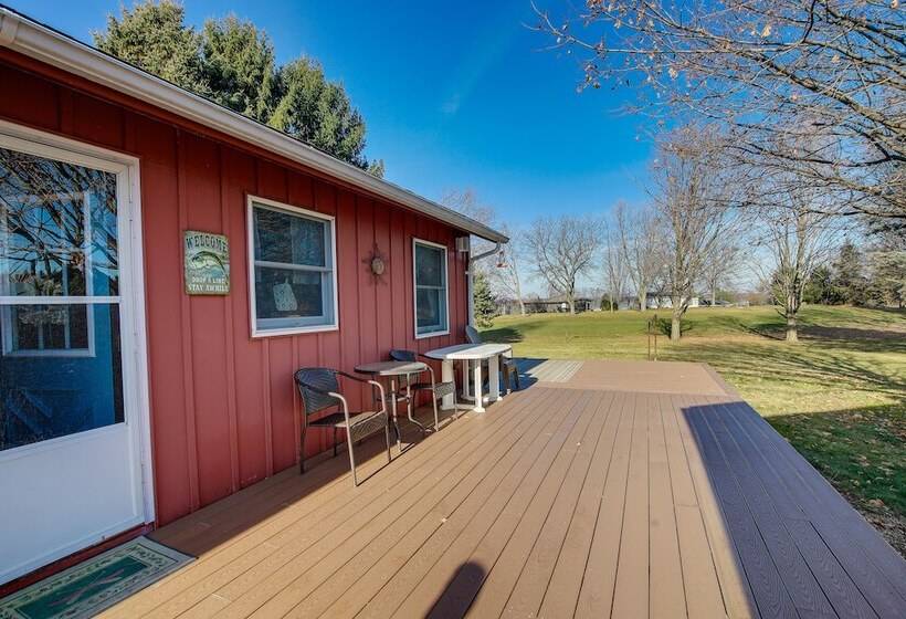 Cozy Markesan Cabin ~ 2 Mi To Green Lake Access!