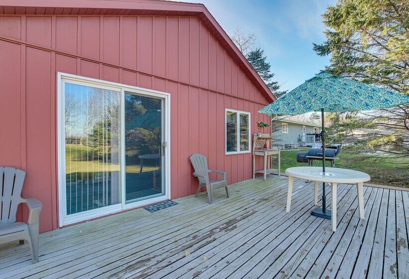 Cozy Markesan Cabin ~ 2 Mi To Green Lake Access!