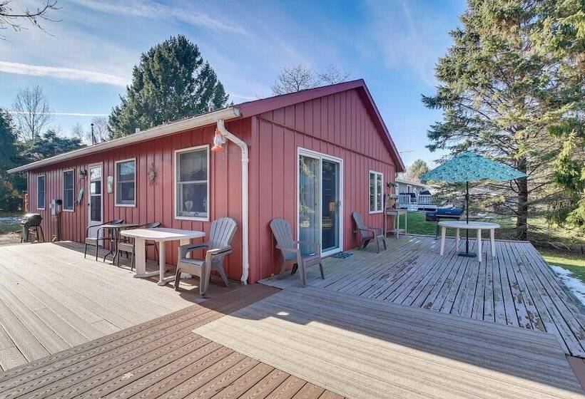 Cozy Markesan Cabin ~ 2 Mi To Green Lake Access!