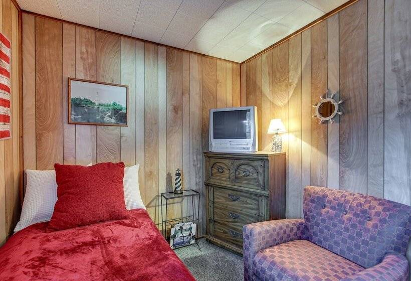 Cozy Markesan Cabin ~ 2 Mi To Green Lake Access!