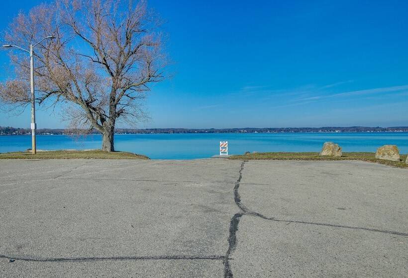 Cozy Markesan Cabin ~ 2 Mi To Green Lake Access!