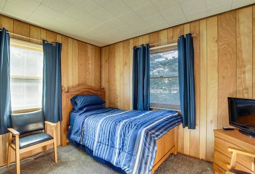 Cozy Markesan Cabin ~ 2 Mi To Green Lake Access!